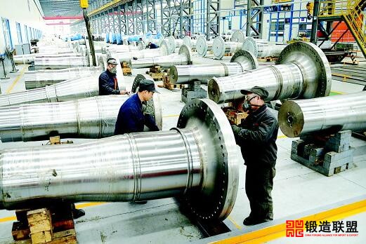 金雷股份工人正在对风电主轴进行整修打磨